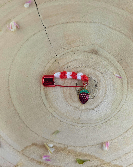 Мартеница- Брошка с ягода