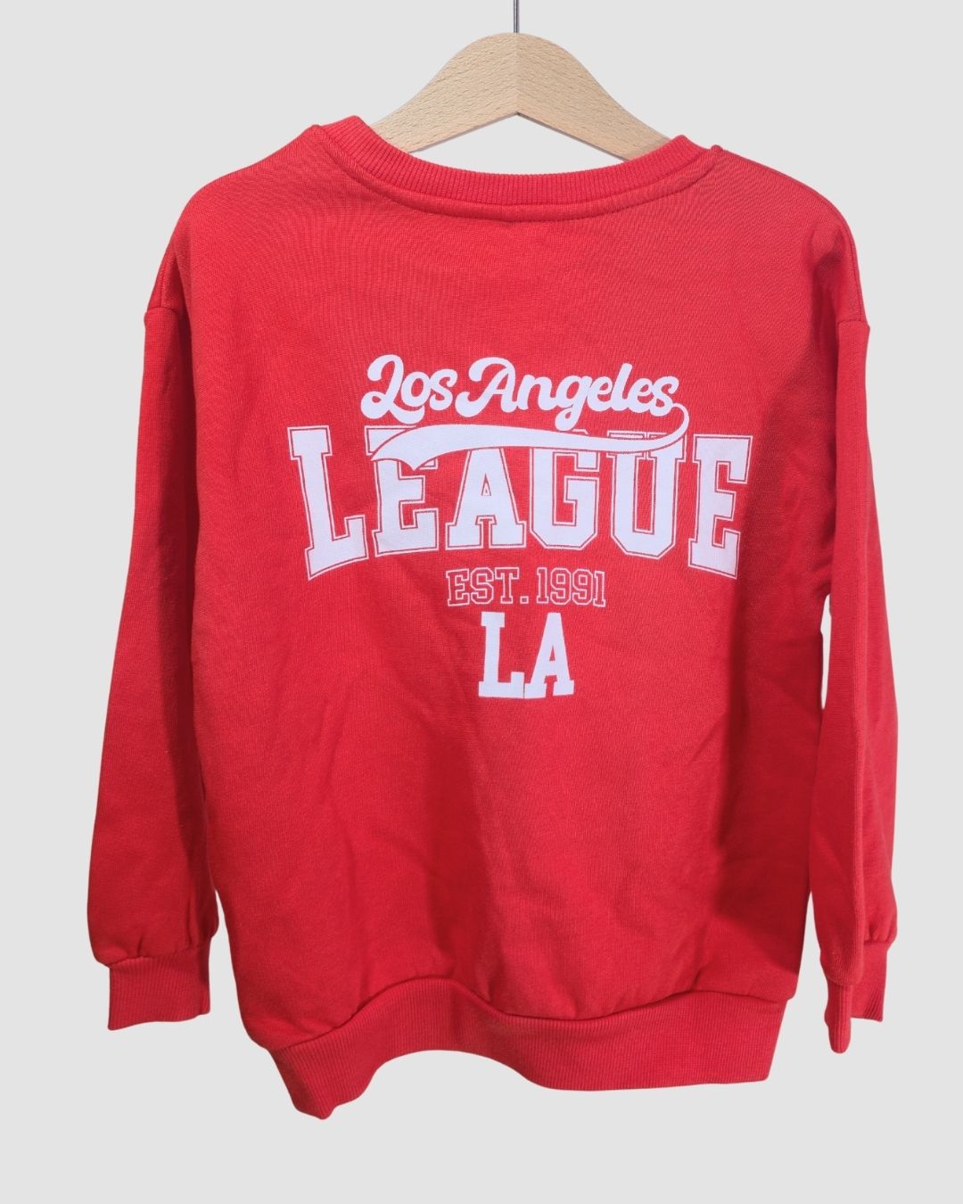 Червена блуза с надпис на гърба