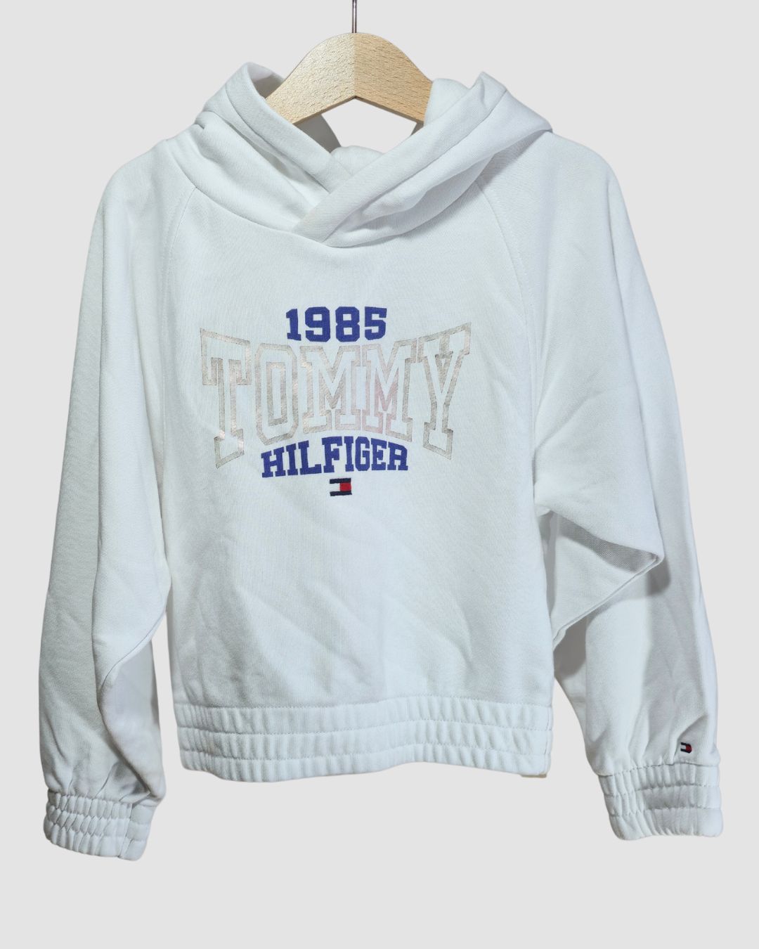 Бяла блуза с качулка