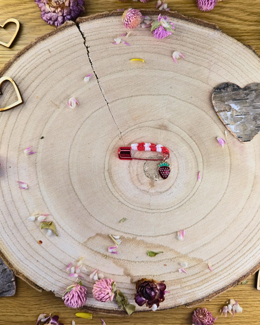 Мартеница- Брошка с ягода