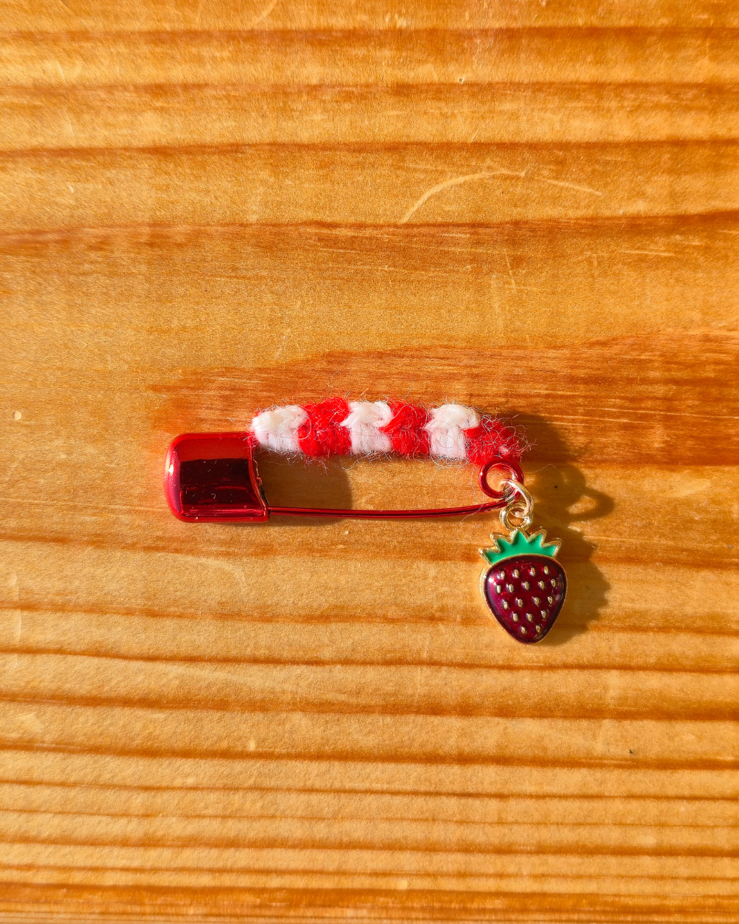 Мартеница- Брошка с ягода