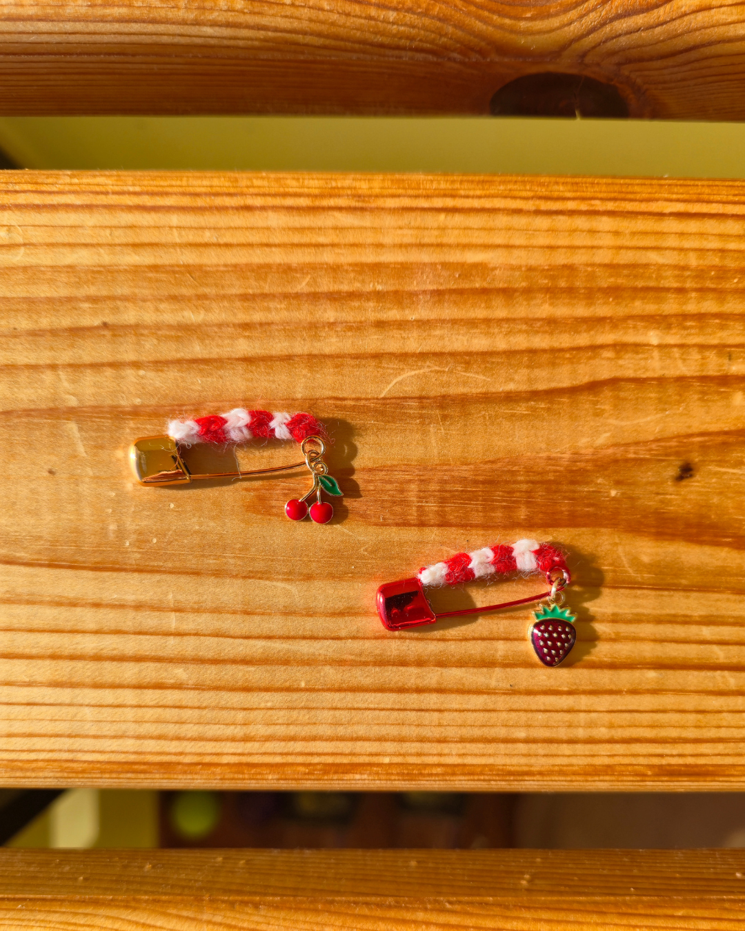 Мартеница- Брошка с ягода