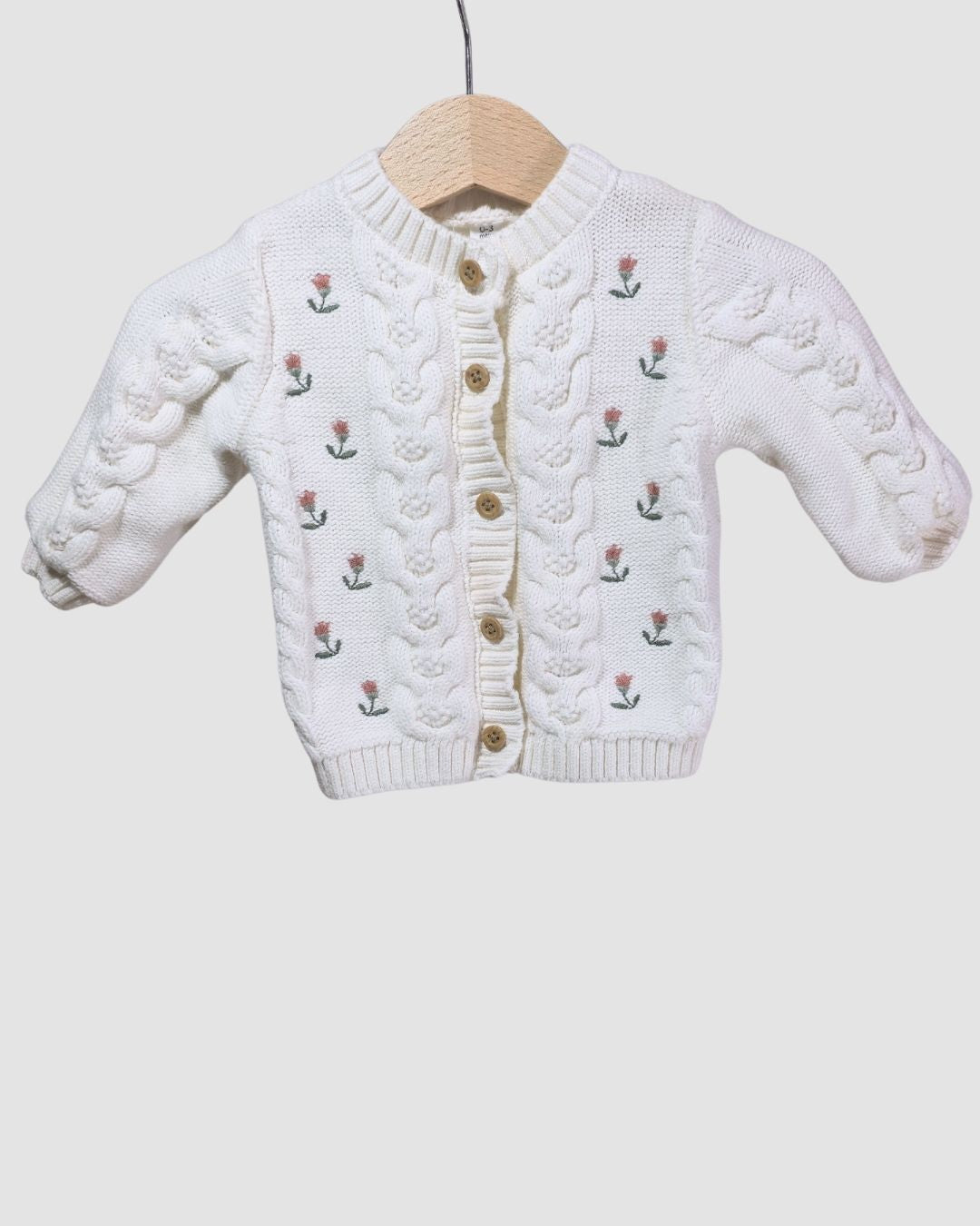 Бяла плетена жилетка с розички