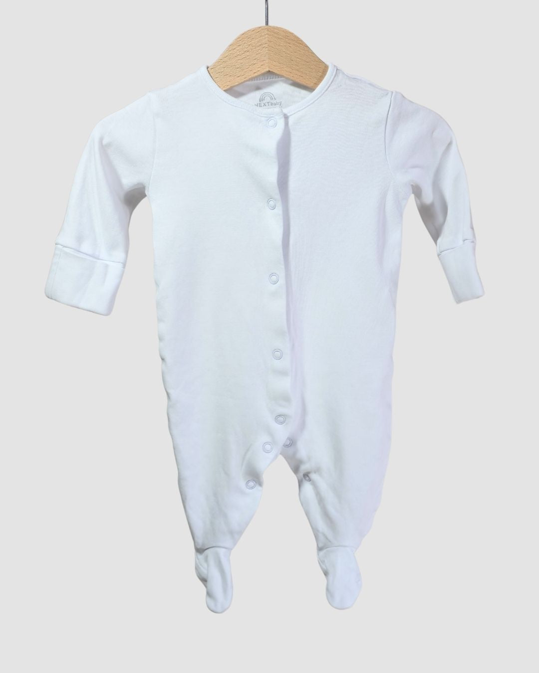 Бяла пижама за бебе