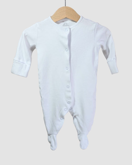 Бяла пижама за бебе